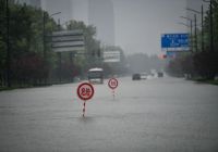 鄭州市民朋友們，暴雨期間請注意留意警示標(biāo)志牌！